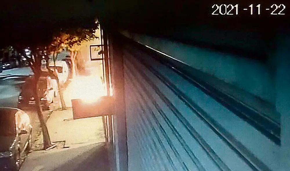 Bombas molotov. Las cámaras registraron a nueve sujetos vestidos de negro que lanzaron las botellas con gasolina. Foto: difusión Bombas molotov. Las cámaras registraron a nueve sujetos vestidos de negro que lanzaron las botellas con gasolina. Foto: difusión