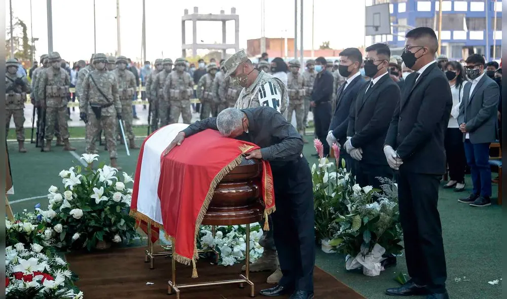 Dolidos. Tío de vicegobernador se quiebra ante ataúd de Gutiérrez. El gobernador en funciones fue despedido por trabajadores y funcionarios del GRA. Foto: Rodrigo Talavera/ La República Dolidos. Tío de vicegobernador se quiebra ante ataúd de Gutiérrez. El gobernador en funciones fue despedido por trabajadores y funcionarios del GRA. Foto: Rodrigo Talavera/ La República