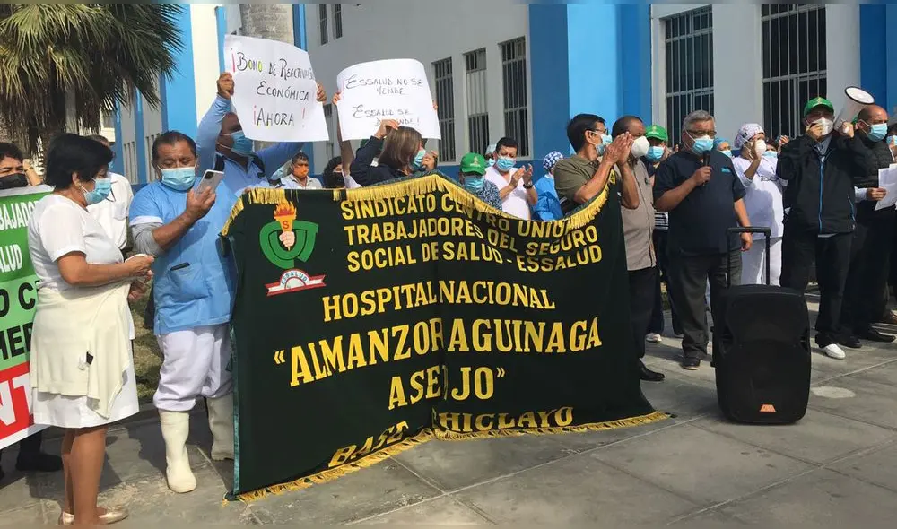 Se hicieron presentes diferentes gremios del Seguro. Foto: Rosa Quincho-URPI-LR Se hicieron presentes diferentes gremios del Seguro. Foto: Rosa Quincho-URPI-LR