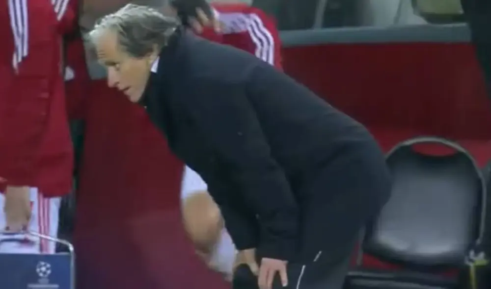 El momento en que Jorge Jesús vio el fallo de Seferovic. No lo podía creer. Foto: captura ESPN