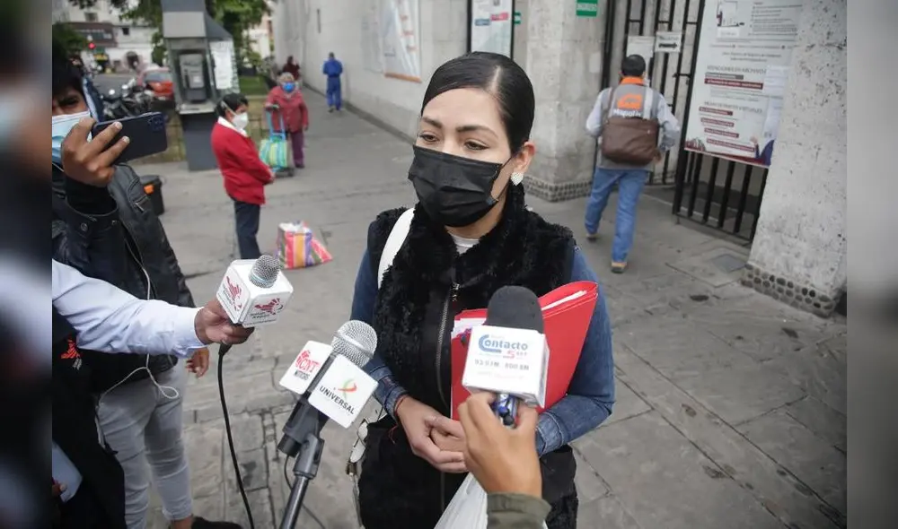 Esposa de Elmer Caceres, Jennifer Neira, dio declaraciones a la prensa. Foto: Rodrigo Talavera/La República Esposa de Elmer Caceres, Jennifer Neira, dio declaraciones a la prensa. Foto: Rodrigo Talavera/La República