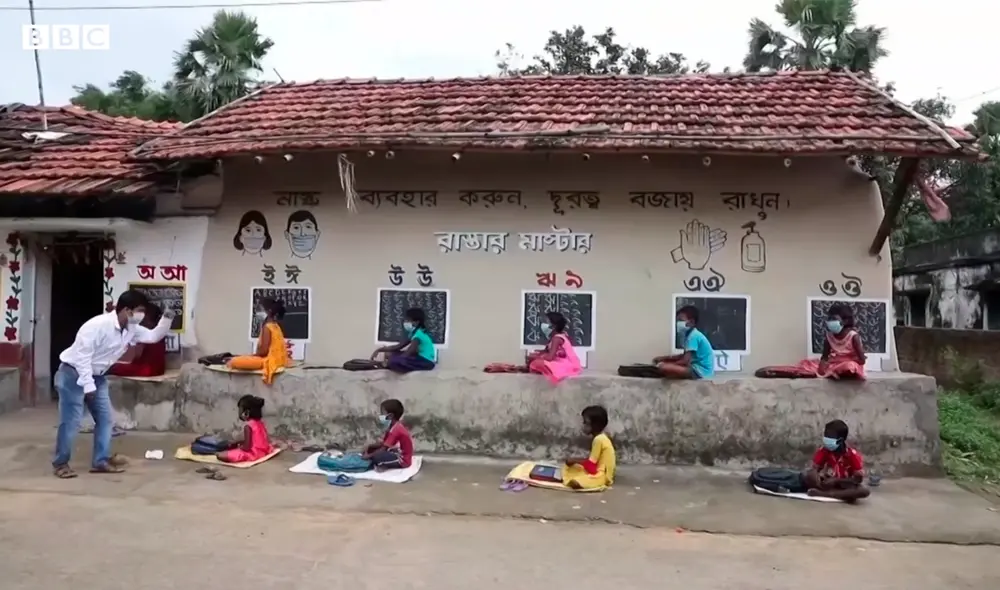 El profesor Dwipnarayan Naik llevó computadoras y microscopios desde el centro educativo. Foto: captura de video/BBC
