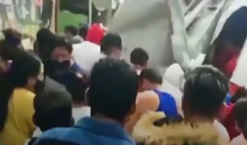 PNP logró recuperar una parte de los insumos regados en la vía pública. Foto: captura de América PNP logró recuperar una parte de los insumos regados en la vía pública. Foto: captura de América