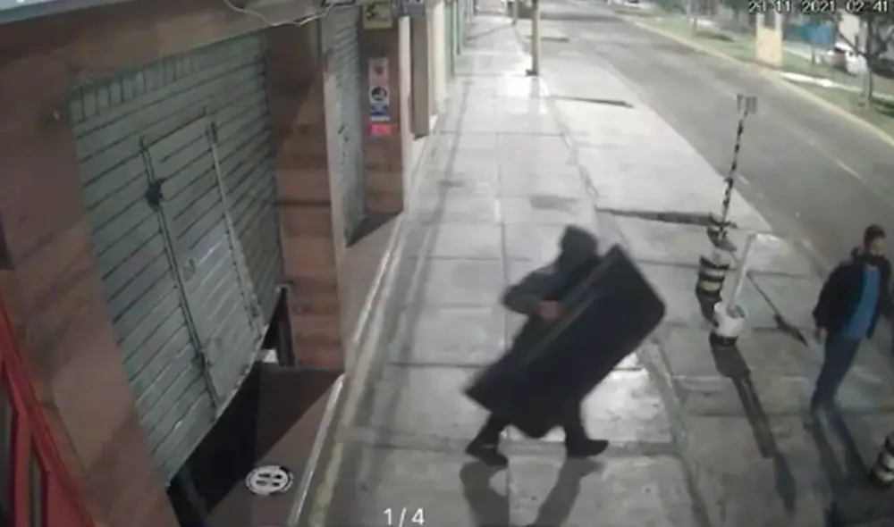 Sujetos estuvieron casi una hora al interior del establecimiento. Foto: captura de cámara de seguridad