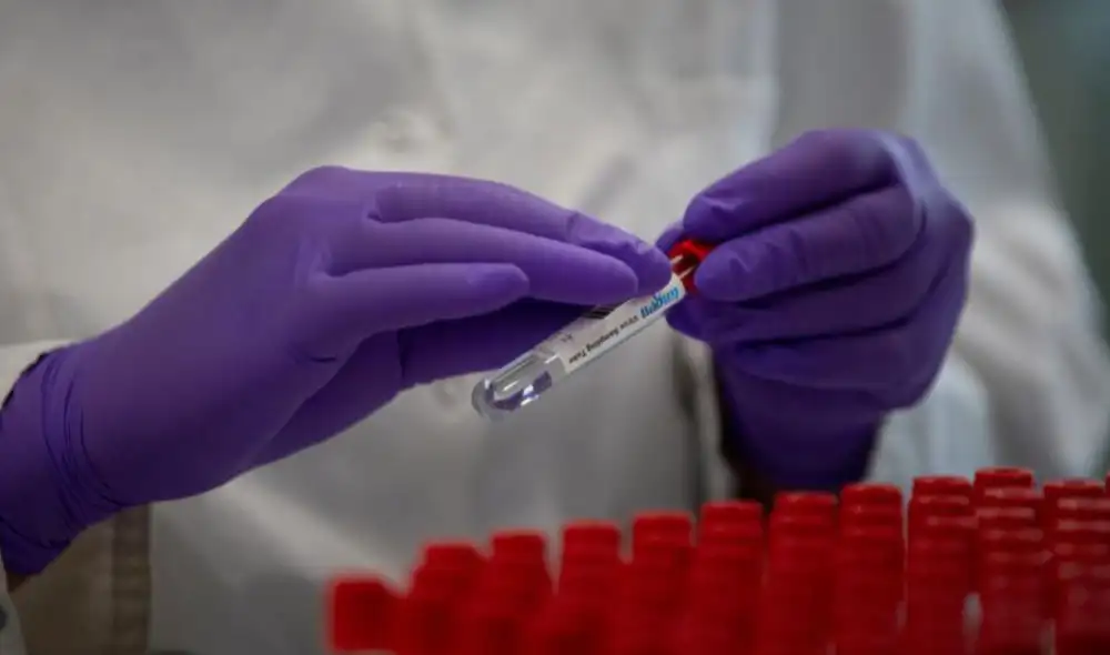 Con esta nueva vacuna se busca una inmunidad más duradera contra la COVID-19. Foto: referencial/AP