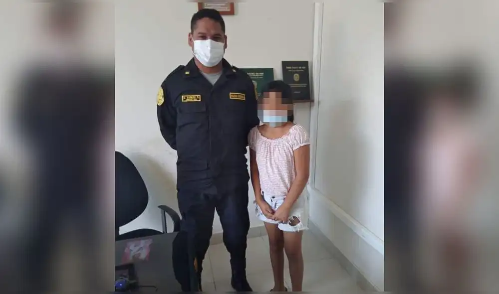 Teniente PNP Gerson Vargas Rodríguez saludó la honradez de la escolar. Foto: Ernesto Vidarte Teniente PNP Gerson Vargas Rodríguez saludó la honradez de la escolar. Foto: Ernesto Vidarte