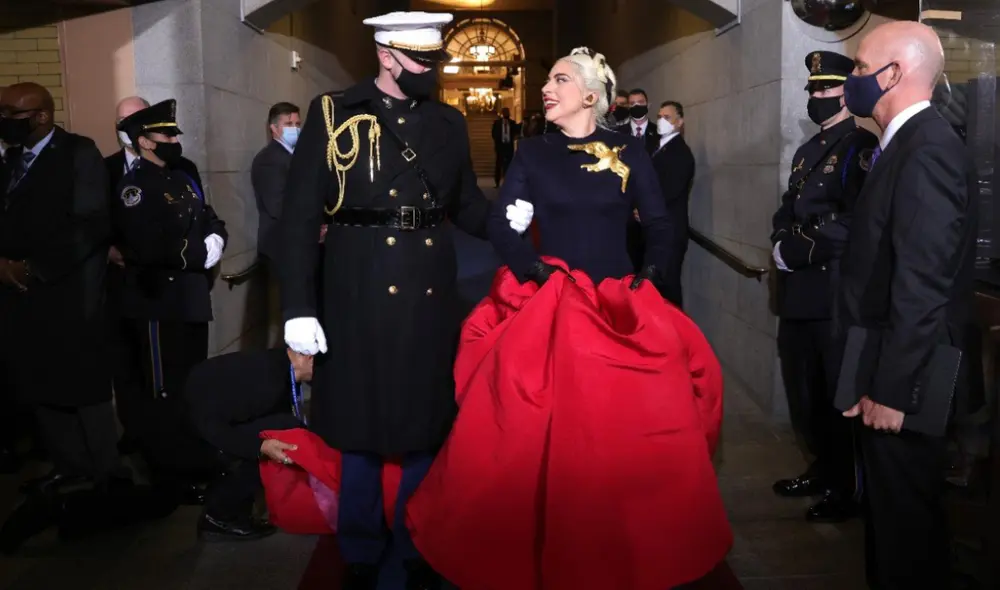 Lady Gaga reveló que el vestido que usó en la toma de cargo de Joe Biden era a prueba de balas. Foto: Forber México Lady Gaga reveló que el vestido que usó en la toma de cargo de Joe Biden era a prueba de balas. Foto: Forber México