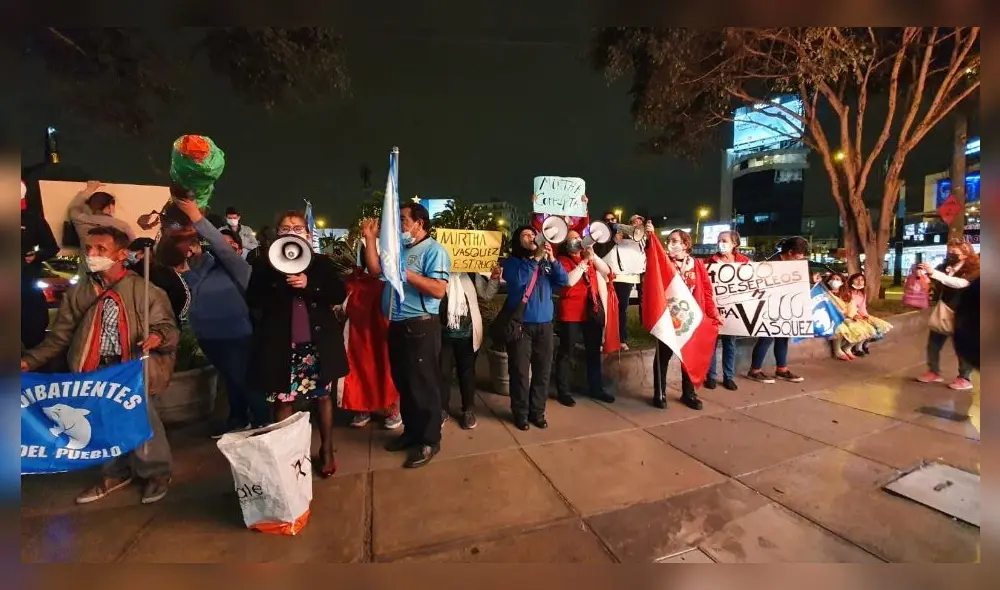 El grupo 'La Resistencia' a las afueras del Óvalo Guitierrez.  Fotógrafo/La República/Giuliana Castillo/Urpi