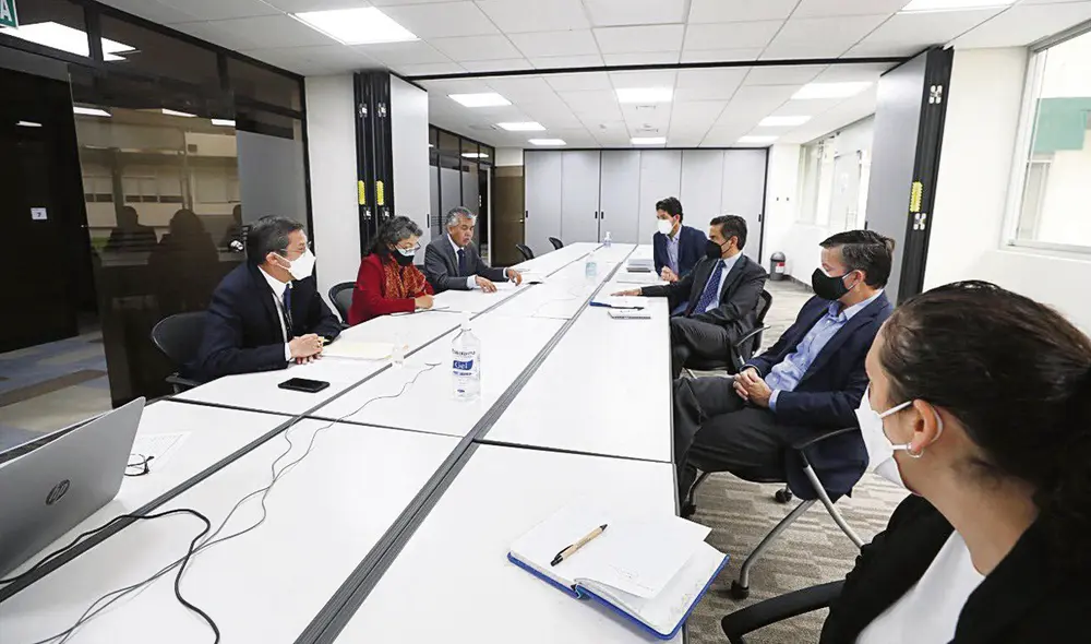 Diálogo. Representantes del Ejecutivo y del sector minero se reunieron ayer en el Minem. Foto: Minem