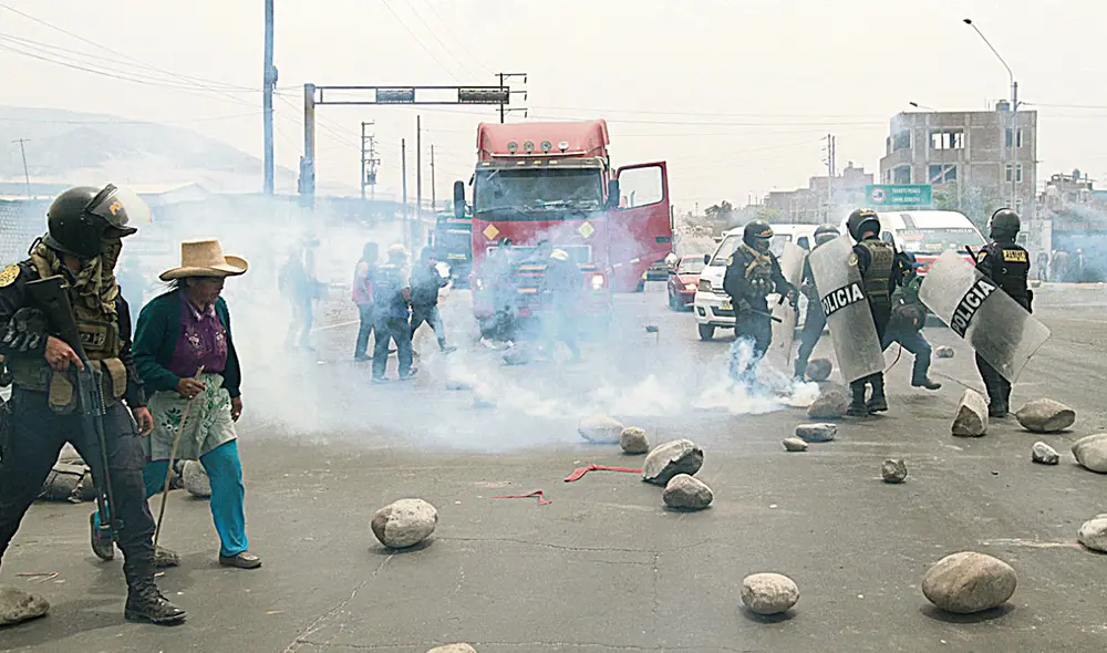 Caos. En tres ocasiones, los manifestantes intentaron cortar la carretera. La policía lo evitó. Foto: Jaime Mendoza/ La República