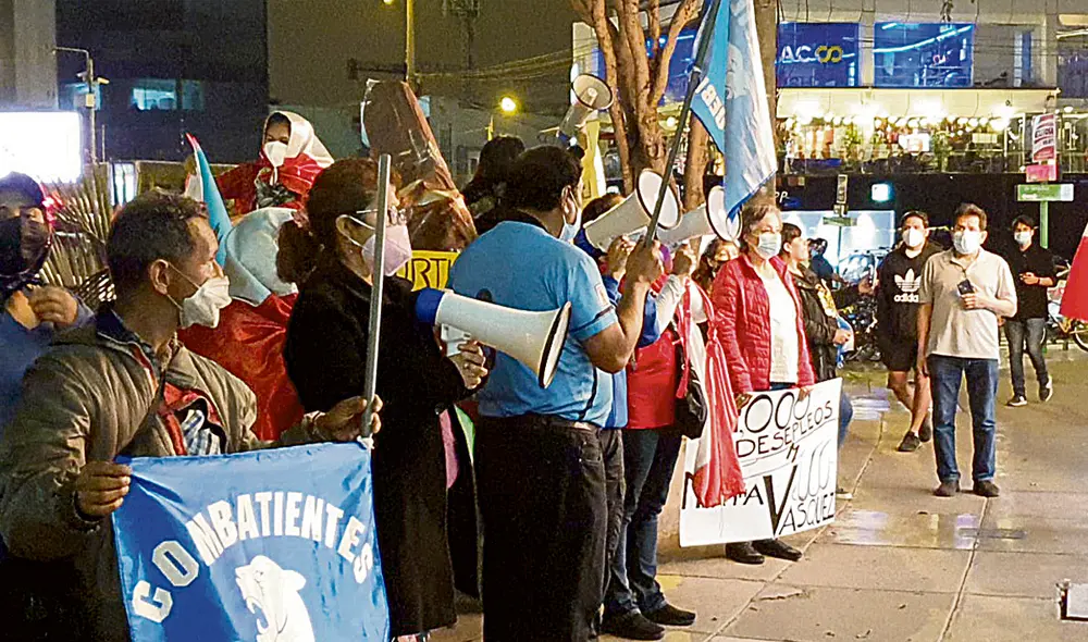 Atacantes. Elementos violentos de La Resistencia en la librería Crisol, donde el excongresista Daniel Olivares presentaba su libro. Foto: Gerardo Marín/ La República
