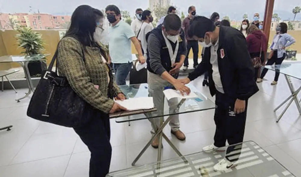 Diligencia. Sospechan de trabajadores porque la prueba estuvo bastante tiempo en el Minedu. Foto: difusión Diligencia. Sospechan de trabajadores porque la prueba estuvo bastante tiempo en el Minedu. Foto: difusión