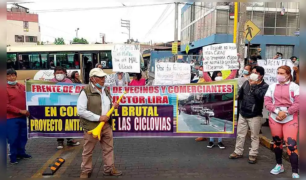 Reclamo. Comerciantes de la calle Víctor Lira bloquearon vías por donde pasarán ciclovías. Foto: La República Reclamo. Comerciantes de la calle Víctor Lira bloquearon vías por donde pasarán ciclovías. Foto: La República