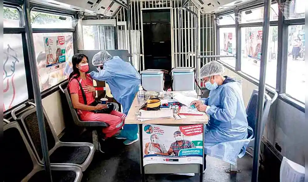 Trabajo. Personal de salud inmuniza a población en mercados. Foto: La República Trabajo. Personal de salud inmuniza a población en mercados. Foto: La República
