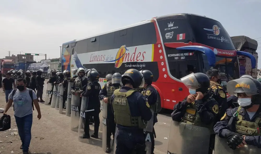 La tregua para que los vehículos pasen será de una hora y media. Foto: Jaime Mendoza Ruiz / La República. La tregua para que los vehículos pasen será de una hora y media. Foto: Jaime Mendoza Ruiz / La República.