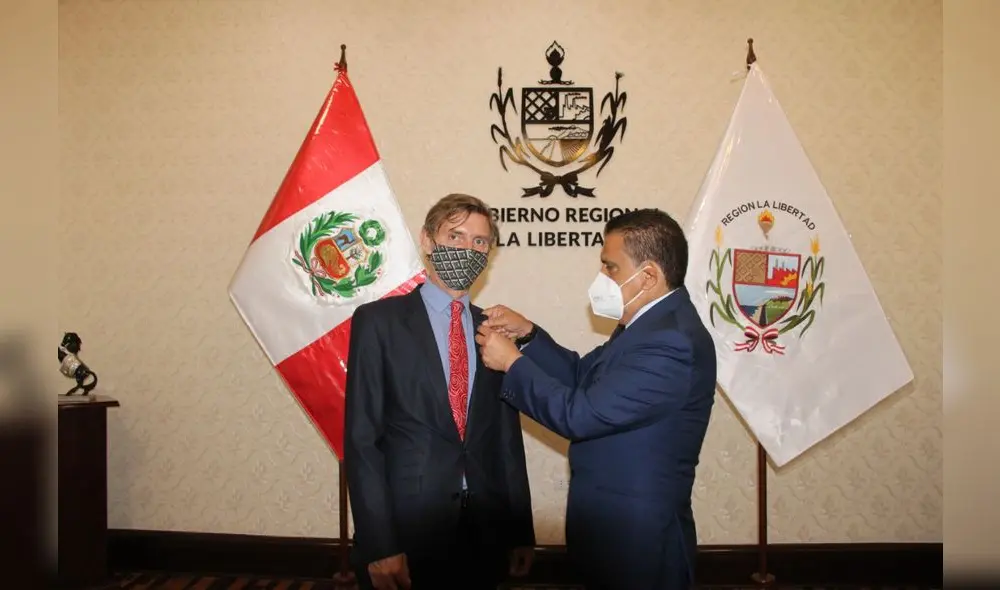 Manuel Lllempén condecoró al embajador Gerhard Zettl. Foto: GRLL