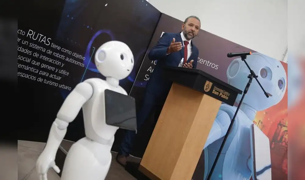 Pablo Bot o Pepper tiene la capacidad de interactuar con personas, interpretar sus gestos y responder a las preguntas que se las hagan. Foto: La República Pablo Bot o Pepper tiene la capacidad de interactuar con personas, interpretar sus gestos y responder a las preguntas que se las hagan. Foto: La República