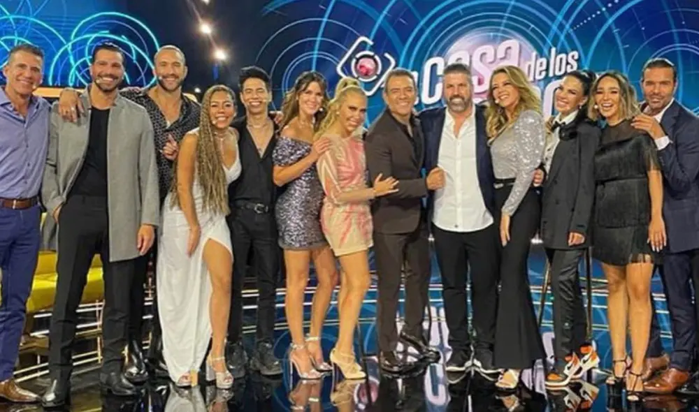 'Tefi' Valenzuela junto al elenco de La casa de los famosos. Foto: Telemundo