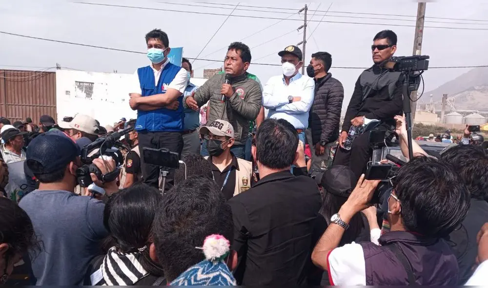 Dirigente Pablo Haro sometió a votación propuesta de viaje a la capital. Foto: GRLL Dirigente Pablo Haro sometió a votación propuesta de viaje a la capital. Foto: GRLL