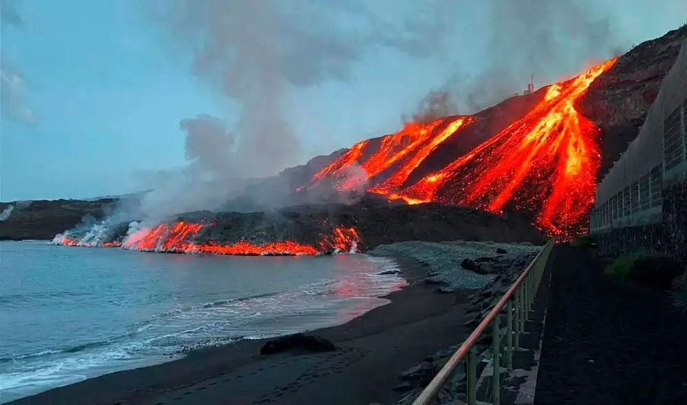 Cuando la lava del volcán de La Palma alcanza nuevamente el océano Atlántico en la playa de Los Guirres, el miércoles 12 de noviembre. Foto: EFE
