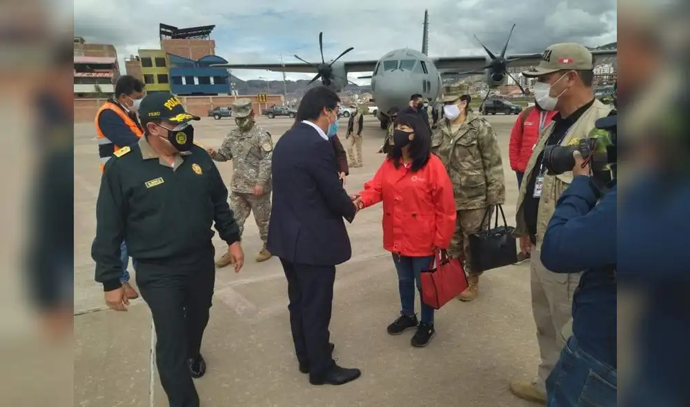 La premier Vásquez fue recibida en el aeropuerto por el gobernador de Cusco. Luego se dirigió hacia La Convención en helicóptero. Foto: Gobierno Regional del Cusco. La premier Vásquez fue recibida en el aeropuerto por el gobernador de Cusco. Luego se dirigió hacia La Convención en helicóptero. Foto: Gobierno Regional del Cusco.