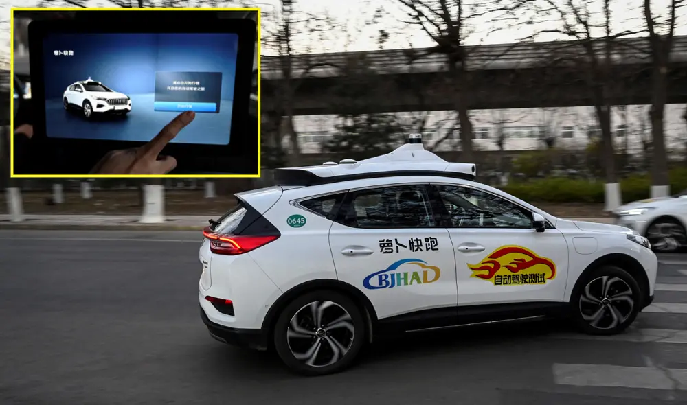 Un Apollo Go sin conductor trasladándose en China. A la izquierda, un pasajero activa las características del vehículo. Foto: Jade Gao / AFP Un Apollo Go sin conductor trasladándose en China. A la izquierda, un pasajero activa las características del vehículo. Foto: Jade Gao / AFP