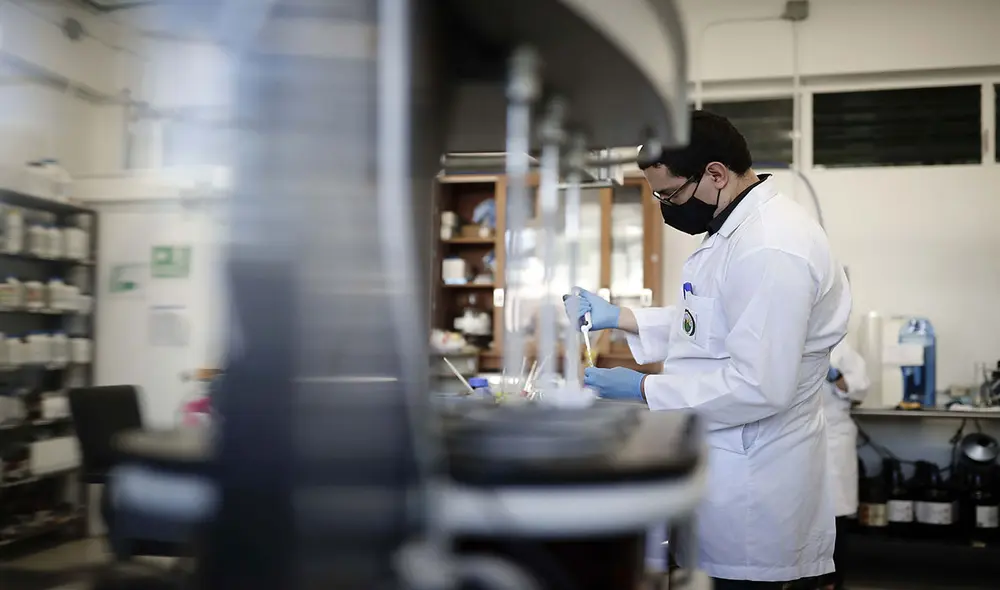 La nueva variante del coronavirus, bautizada como Ómicron por la OMS, ya genera preocupación en Europa. Foto: EFE