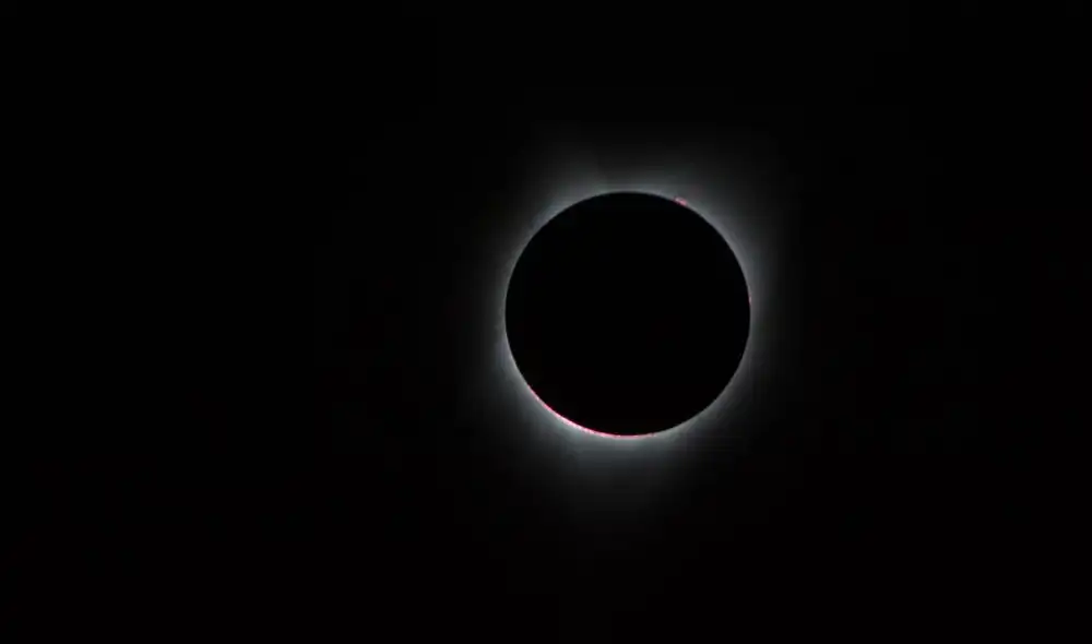 Durante un eclipse solar total, la Luna cubre gran parte del Sol y deja pasar franjas muy pequeñas de luz. Foto: NASA / Carla Thomas