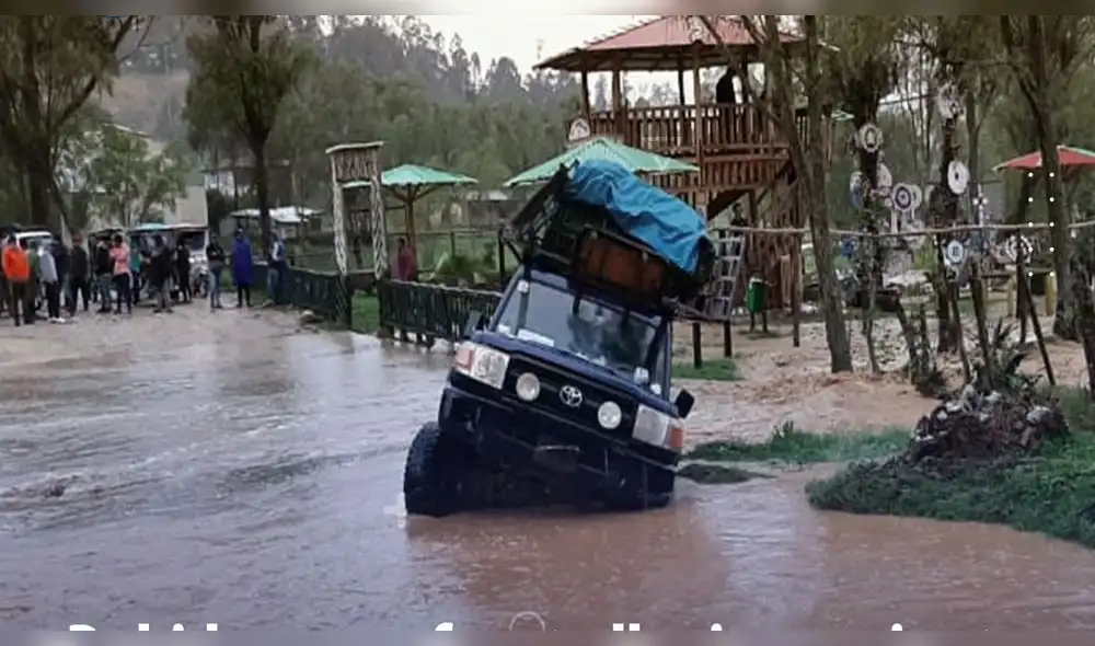 Fuerte caudal de una quebrada arrastró camioneta en Cutervo. Foto: Cutervo en Red
