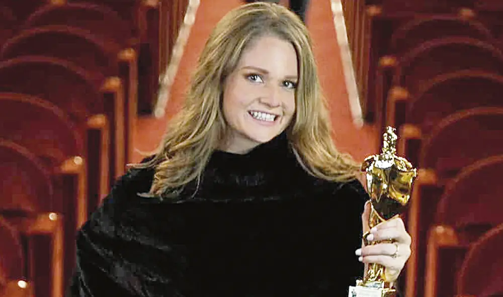 Palermo. Luciana Di Laura exhibe la estatuilla de su premio. Foto: difusión Palermo. Luciana Di Laura exhibe la estatuilla de su premio. Foto: difusión