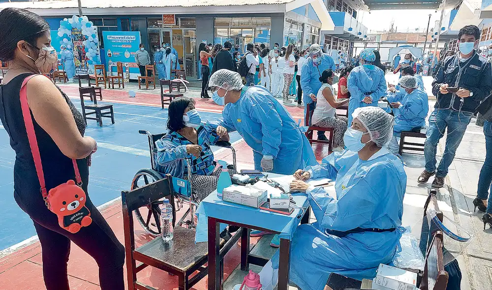 Por turno. La vacunación avanza lentamente en el país. La meta es llegar al 80% de personas con dos dosis hasta diciembre. Foto: Clinton Medina / La República Por turno. La vacunación avanza lentamente en el país. La meta es llegar al 80% de personas con dos dosis hasta diciembre. Foto: Clinton Medina / La República