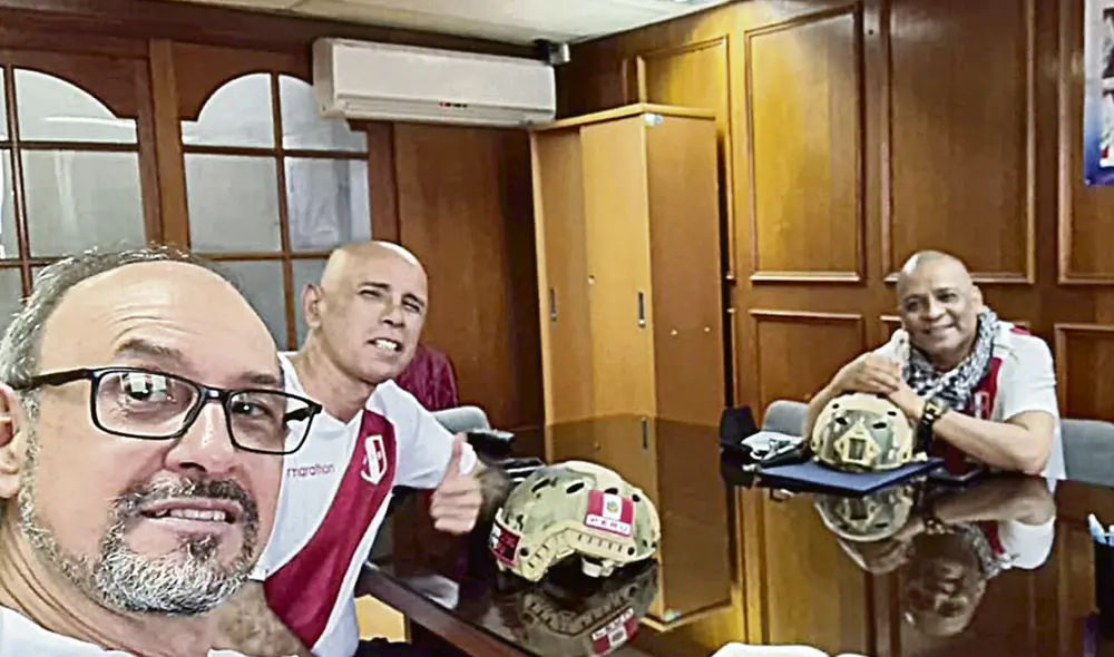 En el despacho. De izquierda a derecha, Marco Alva Queirolo, Luis Mendoza Willis, Federico Suárez Bustamante y Mario Pimentel Higueras en la oficina de la tercera vicepresidencia, donde se reunieron con la congresista Patricia Chirinos.