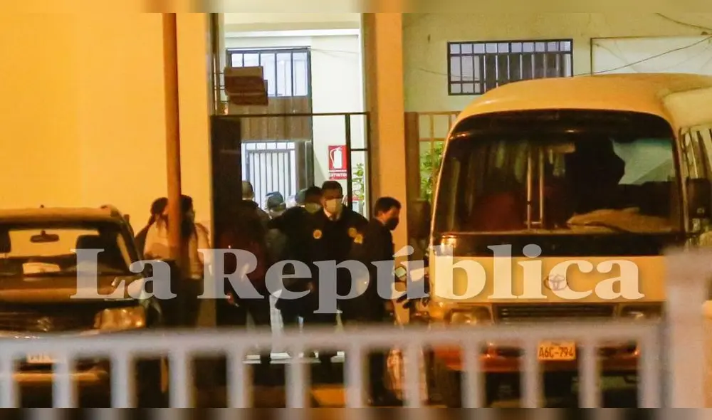 Gobernador de Arequipa, Elmer Cáceres, sube al bus que lo lleva hasta el penal de Socabaya. Cumplirá 24 meses de prisión. Foto: Rodrigo Talavera / La República Gobernador de Arequipa, Elmer Cáceres, sube al bus que lo lleva hasta el penal de Socabaya. Cumplirá 24 meses de prisión. Foto: Rodrigo Talavera / La República