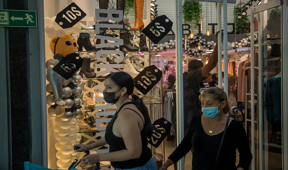 Dólar BCV 27 de noviembre en Venezuela, donde decenas de personas aprovecharon el Black Friday. Foto: EFE