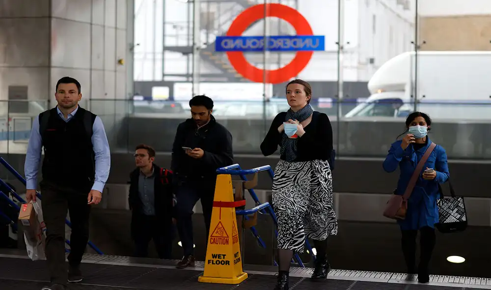 En Reino Unido han llamado a la calma ante la aparición de la variante Ómicron de coronavirus. Foto: AFP