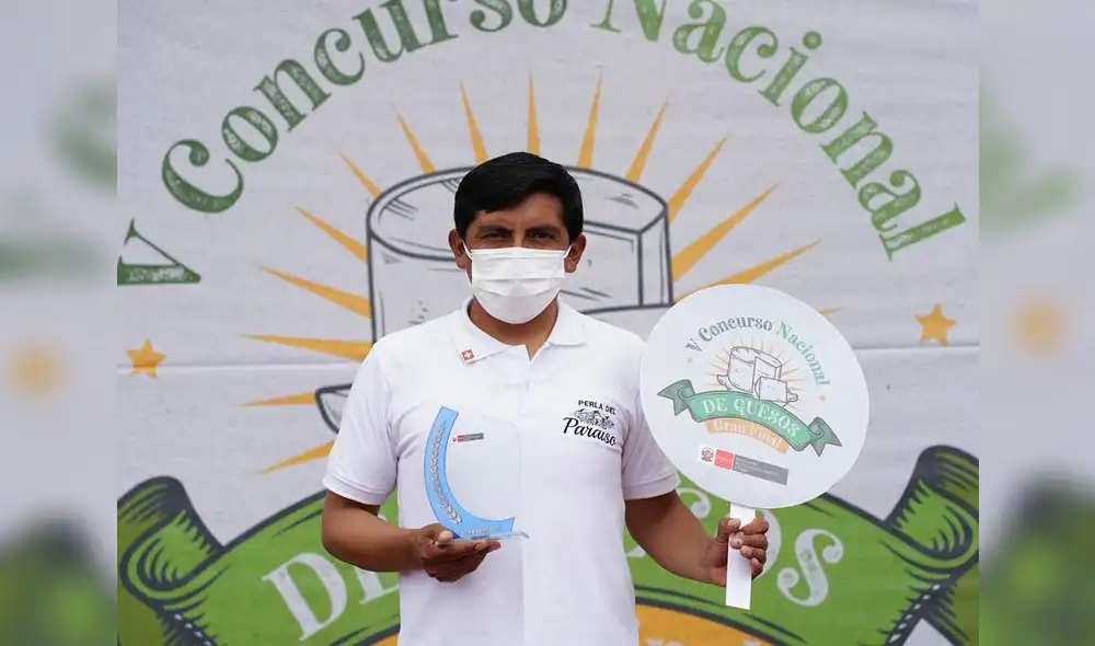 Abel Luis Cueva muestra el galardón obtenido por su asociación. Foto: Cedepas Abel Luis Cueva muestra el galardón obtenido por su asociación. Foto: Cedepas