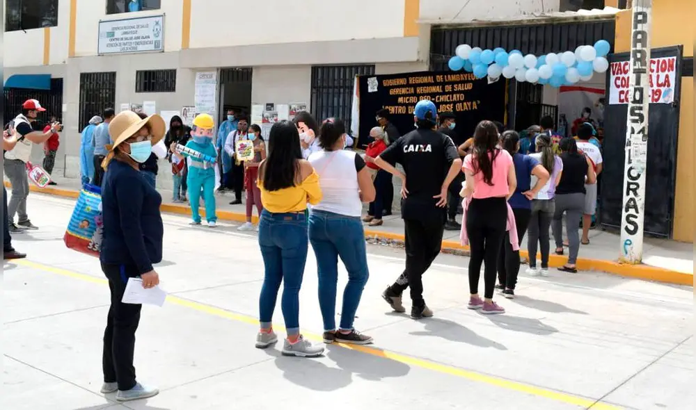 Población acudió al centro de salud del pueblo joven José Olaya de Chiclayo para vacunarse. Foto: Geresa Población acudió al centro de salud del pueblo joven José Olaya de Chiclayo para vacunarse. Foto: Geresa