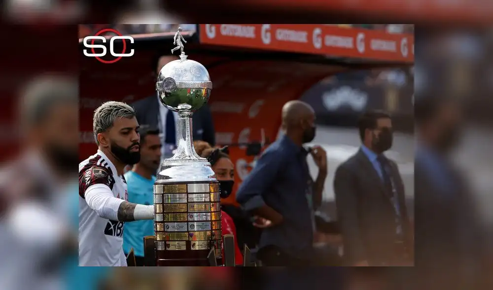 Gabigol toca la copa en la final contra Palmeiras. Foto: ESPN