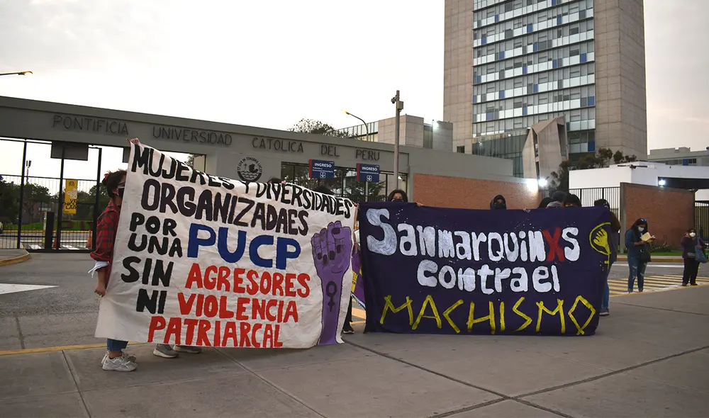 Universitarias también exigieron un enfoque de género en el plan curricular de las carreras universitarias. Foto: Lucía Castro Universitarias también exigieron un enfoque de género en el plan curricular de las carreras universitarias. Foto: Lucía Castro