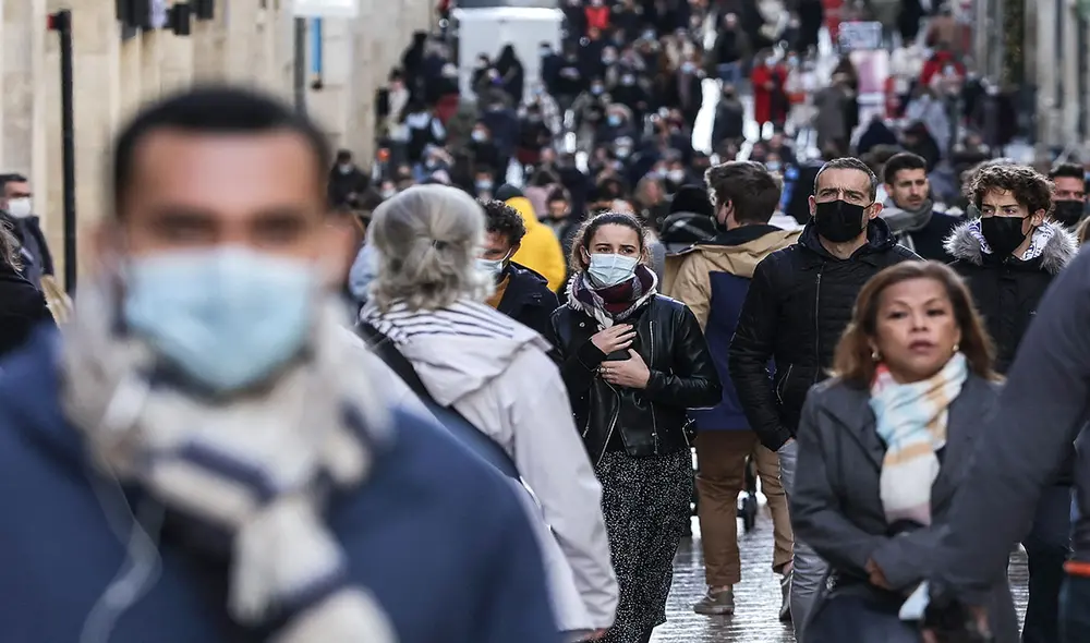 En Europa están en alarma ante el surgimiento de la variante ómicron de coronavirus. Foto: AFP