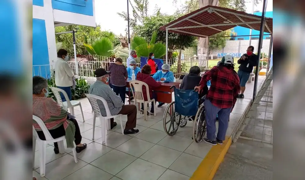 Adultos mayores acudieron a vacunatorios. Foto: Diresa Piura