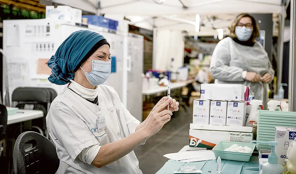 Necesidad. Ante la emergencia de esta nueva variante, el presidente de EE. UU. instó a donar más vacunas a los países pobres. Foto: AFP Necesidad. Ante la emergencia de esta nueva variante, el presidente de EE. UU. instó a donar más vacunas a los países pobres. Foto: AFP