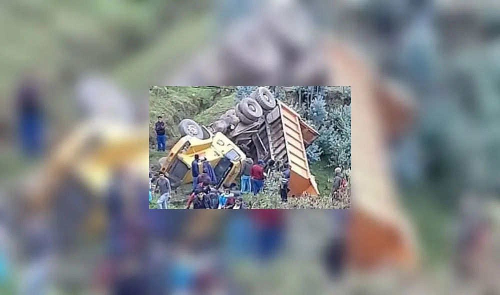 El chofer de un camión volquete se despistó y cayó a un profundo abismo de más de 100 metros. Foto: difusión El chofer de un camión volquete se despistó y cayó a un profundo abismo de más de 100 metros. Foto: difusión