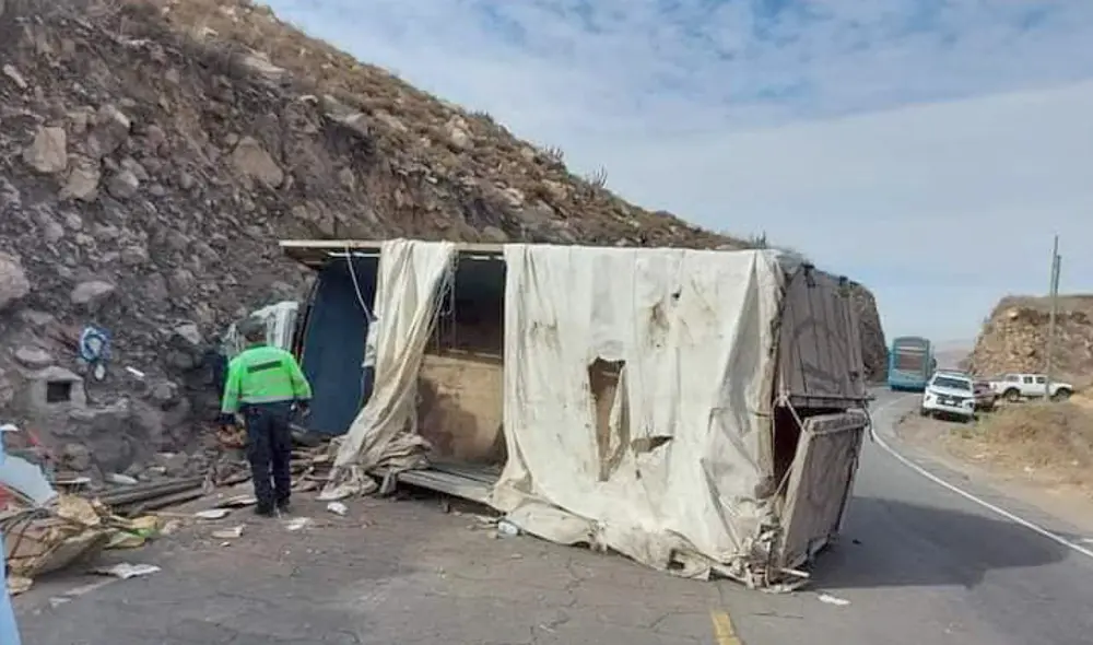 Siniestro terminó con la vida de conductor de camión en la carretera Arequipa - Puno. Foto: PNP Siniestro terminó con la vida de conductor de camión en la carretera Arequipa - Puno. Foto: PNP