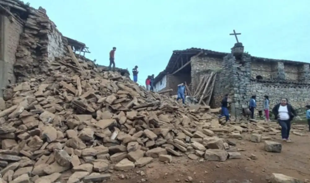 El funcionario solicitó que envíen maquinarias a su distrito para mover los escombros. Foto: Twitter Rommel Hunter