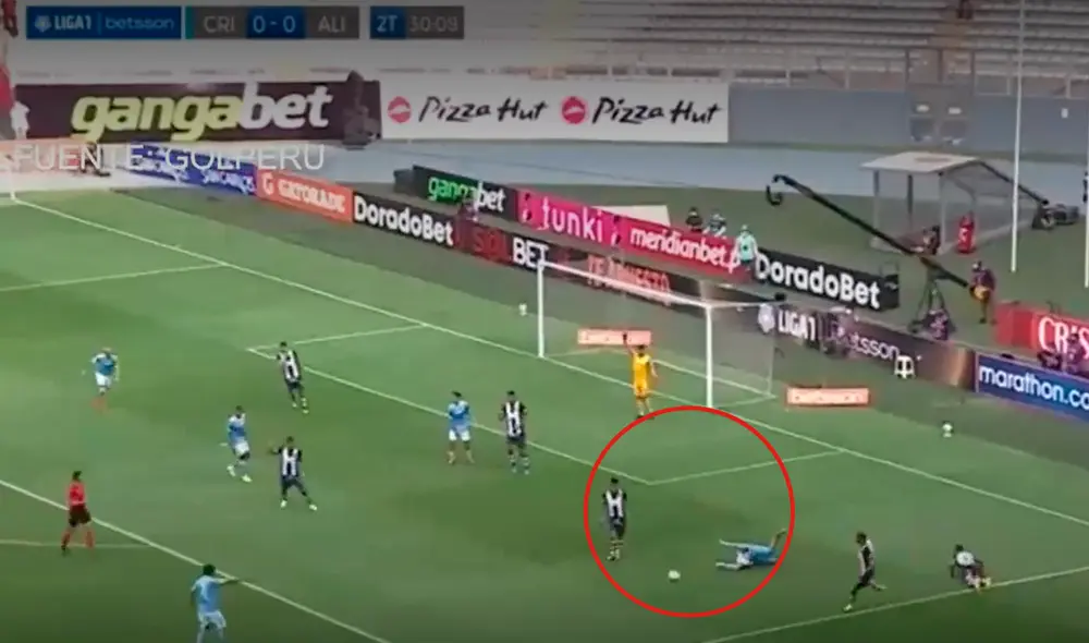 'Canchita' Gonzales se tiró dentro del área tras supuesta falta de Vílchez. Foto: Captura GolPerú