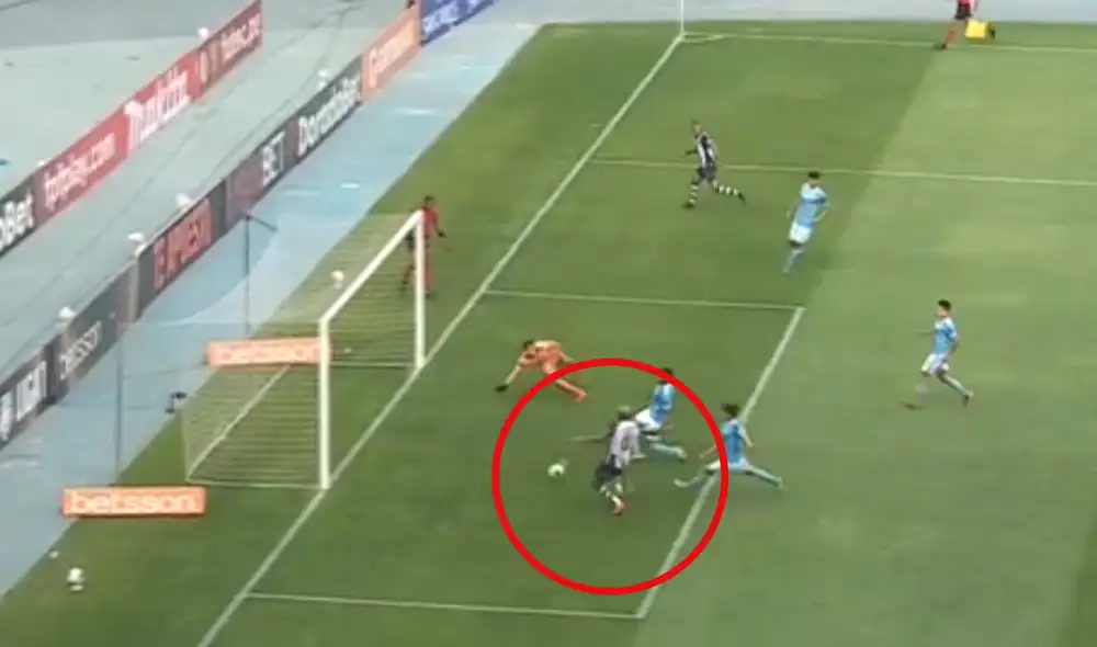 Jefferson Farfán pudo anotar el primero, pero el defensor celeste le desvió el pase. Foto: GOLPERU Jefferson Farfán pudo anotar el primero, pero el defensor celeste le desvió el pase. Foto: GOLPERU