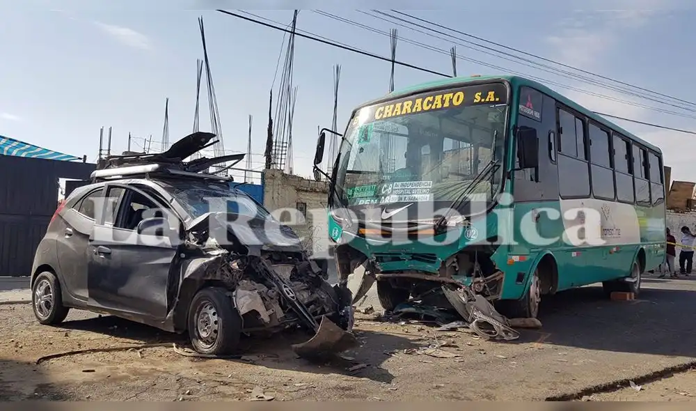 Vecinos de la zona indicaron que el automóvil vino desde la zona de Socabaya y habría estado zigzagueando, invadiendo el carril derecho por donde transitaba el bus. Foto: Wilder Pari/La República Vecinos de la zona indicaron que el automóvil vino desde la zona de Socabaya y habría estado zigzagueando, invadiendo el carril derecho por donde transitaba el bus. Foto: Wilder Pari/La República