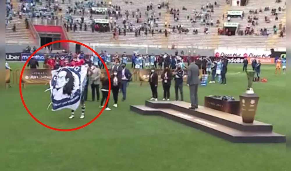 Pablo Míguez posó con la banderola del 'Comando Sur' durante la ceremonia de premiación. Foto: captura Gol Perú