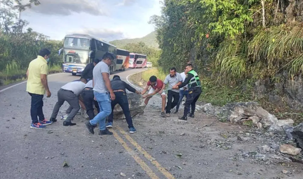 Pobladores mueven una roca de la carretera. Foto: La República Pobladores mueven una roca de la carretera. Foto: La República